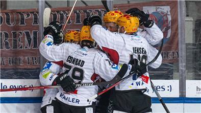 Eine weiße Jubeltraube. Die Fischtown Pinguins gehen in der Halbfinalserie gegen München mit 3:1 in Führung.