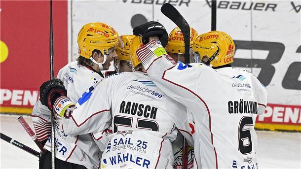 Eine weiße Jubeltraube: Die Fischtown Pinguins spielten in Frankfurt ein Auswärtsspiel wie aus einem Märchen.