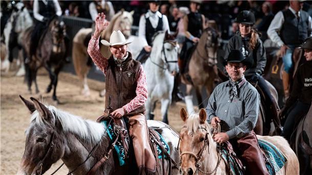 Vor allem Mädchen machen Pferdesport Eine Western-Reiterin winkt den Zuschauern auf der Messe Equitana.