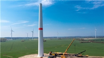 Eine Windkraftanlage im Aufbau.