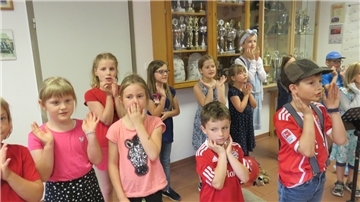 Das Foto zeigt Kinder bei der Probenarbeit. 