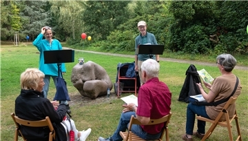Eine Zahl, ein Gedicht: Heike Eulitz und Wolfgang Marten lasen den Besuchern im Bürgerpark Lyrik vor.