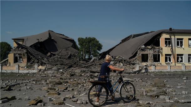 Putin erhöht Kriegseinsatz: Vorbereitung auf große Annexion Eine zerstörte Schule in Druschkiwka in der Region Donezk nach einem russischen Angriff.