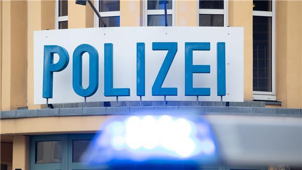 Homosexuelle Paare geschlagen: Staatsschutz ermittelt Ein Einsatzwagen der Polizei steht vor einer Dienststelle.