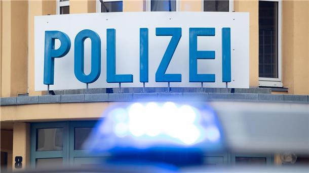 Ein Einsatzwagen der Polizei steht vor einer Dienststelle.