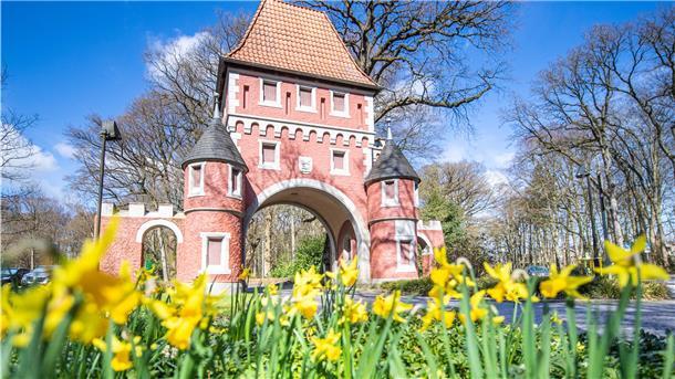 Einen Anstrich in Altrosa hat das Speckenbütteler Parktor heute. Auch nach 125 Jahren ist der Bremerhavener Torbogen noch ein Hingucker.