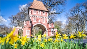 Einen Anstrich in Altrosa hat das Speckenbütteler Parktor heute. Auch nach 125 Jahren ist der Bremerhavener Torbogen noch ein Hingucker.