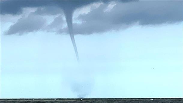 Mutmaßlicher Tornado zieht über Strand auf Borkum Einen mutmaßlicher Tornado wirbelt Wasser auf vor der Nordseeinsel Borkum.