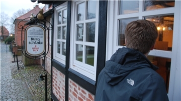 Einen neugierigen Blick durchs Gaststättenfenster riskieren viele Besucher der Beerster Burg in diesen Tagen. Noch immer hat die Gastätte "Burgschänke" keinen Pächter gefunden.