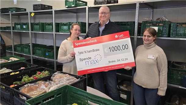 Einen Scheck in Höhe von 1.000 Euro überreichte Jörg Müller, Geschäftsführer von Max Personal Service aus Brake, an die Mitarbeiterinnen Felicitas Beier (links) und Michelle Börjes, Auszubildende beim Arbeitslosenzentrum in Nordenham.
