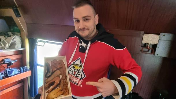 Einen schönen Gruß aus Fischtown: Der Fisch ist ein Geschenk für den gegnerischen Stadionsprecher
