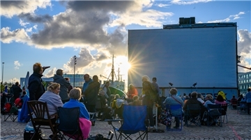 Einen Sonnenuntergang wie aus dem Bilderbuch gab es als Vorspann zum Film „Cinema Paradiso“ zum Auftakt des 25. „Kinos im Hafen“.