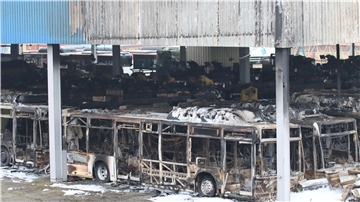 Einen Tag nach dem verheerenden Großbrand: So heftig sah es am Montag beim Nutzfahrzeughandel Alga in Sittensen aus. Rund 25 Busse waren in der Nacht zum Sonntag auf dem Gelände an der A1 zwischen Bremen und Hamburg völlig ausgebrannt.