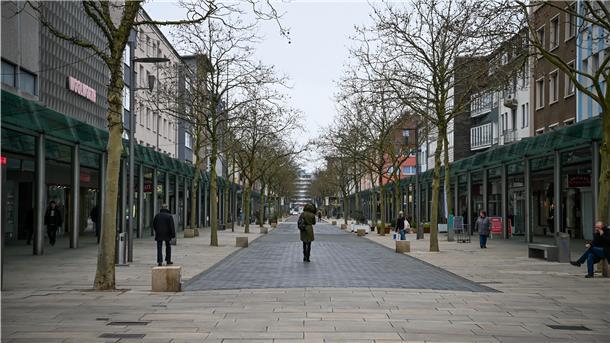 Einen Tag später als in Bremen werden ab Donnerstag in Bremerhaven etliche Geschäfte geschlossen. Dass es in der Krise nicht gelungen ist, einen Gleichschritt hinzubekommen, sorgte für Ärger.