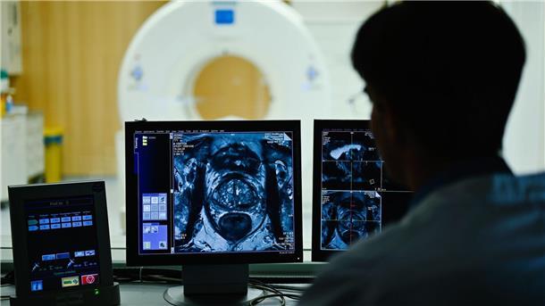 AOK-Analyse: Versicherte gehen häufiger zur Krebsvorsorge Einer Analyse der Krankenkasse AOK zufolge nehmen mehr gesetzlich Versicherte in Niedersachsen Untersuchungen zur Krebs-Früherkennung wahr. (Symbolbild)