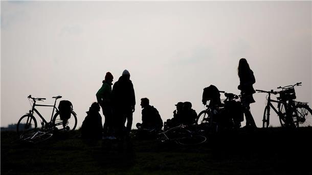 Rechtsruck unter Jungen: Sozialarbeiter warnen vor Sparkurs Einer Befragung für die Studie „Jugend in Deutschland 2024“ zufolge ist die AfD unter 14- bis 29-Jährigen stärkste Kraft.
