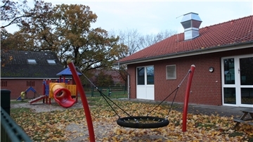 Einer der 48 Spielpla¨tze in der Gemeinde befindet sich bei der Kindertagessta¨tte Lunestedter Schmetterlinge.