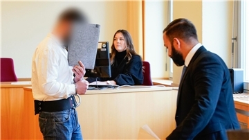 Einer der Angeklagten im Verhandlungssaal des Amtsgerichts Ludwigshafen.