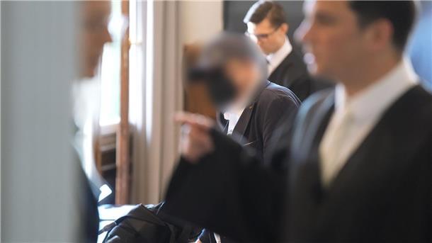 Prozess um teuren Schrott - Anwalt beklagt Unterstellungen Einer der Angeklagten (M) betritt den Gerichtssaal in Hamburg.
