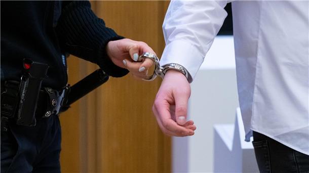 Hohe Strafen im Starnberger Dreifachmord-Prozess Einer der Angeklagten wird vor dem Urteilsspruch in den Hochsicherheitsgerichtssaal geführt.