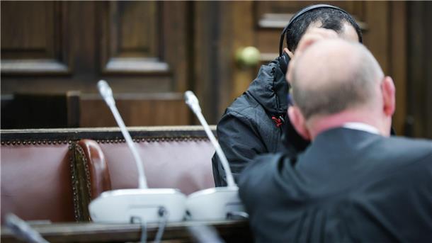 Erster Prozess gegen mutmaßliche Hisbollah-Mitglieder Einer der beiden Angeklagten (verdeckt) spricht mit seinem Anwalt Hannes Linke vor Prozessbeginn im Gerichtssaal des Strafjustizgebäudes.