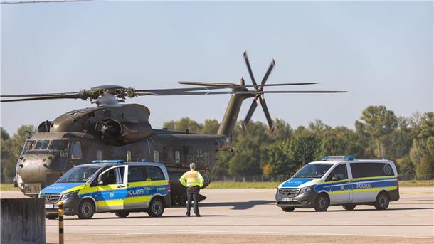 Alle Haftbefehle nach mutmaßlichen Hamas-Festnahmen in Kraft Einer der Beschuldigten wurde mit einem Bundeswehr-Hubschrauber nach Karlsruhe gebracht.