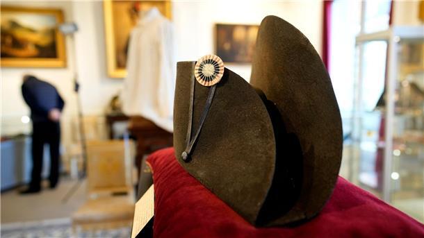 Hut von Napoleon für fast zwei Millionen Euro versteigert Einer der charakteristischen breiten schwarzen Hüte, die Napoleon trug, ist in Frankreich versteigert worden.