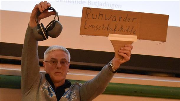 Einer der etwa ein Dutzend Bürgerinnen und Bürger aus dem Bereich Ruhwarden setzte aus Protest gegen die Windpark-Planung dieses Zeichen.