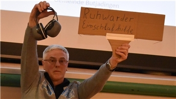 Einer der etwa ein Dutzend Bürgerinnen und Bürger aus dem Bereich Ruhwarden setzte aus Protest gegen die Windpark-Planung dieses Zeichen.