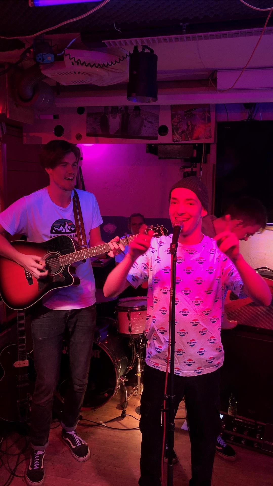 Einer der letzten Live-Auftritte vor der Coronakrise war in der „Döser Börse“ in Cuxhaven. Jetzt hat das Duo Raum 27 gemeinsam mit seinen Fans ein Musikvideoprojekt verwirklicht.