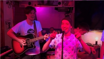 Einer der letzten Live-Auftritte vor der Coronakrise war in der „Döser Börse“ in Cuxhaven. Jetzt hat das Duo Raum 27 gemeinsam mit seinen Fans ein Musikvideoprojekt verwirklicht.