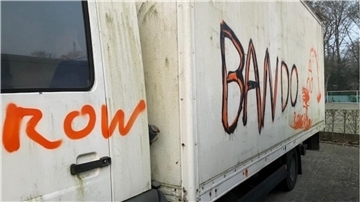 Einer der mit Farbe beschädigten Lastwagen.