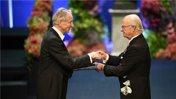 Nobelpreisträger warnt vor Bruch des Atomwaffen-Tabus Einer der Preisträger: Der KI-Grundlagenforscher Geoffrey Hinton, der hier den Nobelpreis von König Carl Gustaf überreicht bekommt.