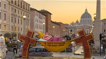 Einer Figur des Künstlers Jacques Tilly, die ironisch die Kirche für ihre Missbrauchsermittlungen kritisiert, steht in Rom in Sichtweite des Petersdoms.