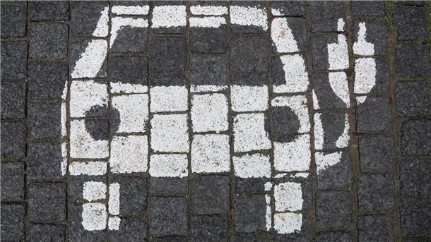PwC: Deutsche Autobauer holen beim E-Auto-Absatz auf Einer PwC-Studie zufolge konnten deutsche Autobauer den Absatz vin E-Autos zuletzt deutlich steigern.