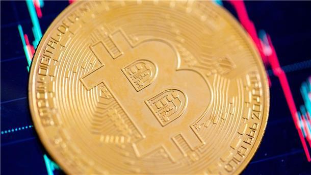 Einer Umfrage des Digitalverbands Bitkom zufolge denkt jeder dritte Bewohner ab 16 Jahren hierzulande darüber nach, in Kryptowährungen zu investieren.