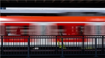 Einer Umfrage zufolge finden 65 Prozent der Teilnehmer ein bundesweites 49-Euro-Ticket gut.