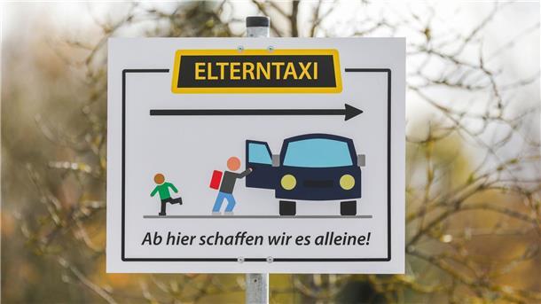 Einer Umfrage zufolge werden in den warmen Monaten 17 Prozent der Kinder hauptsächlich mit dem Auto zum Unterricht gebracht, im Herbst und Winter sind es 22 Prozent.