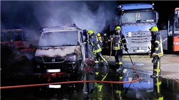 Einer von 15 Fällen der Serie von Fahrzeugbränden, die den Kreis Rotenburg (Wümme) seit Oktober 2022 beunruhigt: In der Silvesternacht brannte ein Wohnmobil auf einem Werkstattgelände in Westeresch und hielt die Feuerwehr in Atem. Das Feuer griff auch auf den danebenstehenden Lkw und einen Anhänger über.