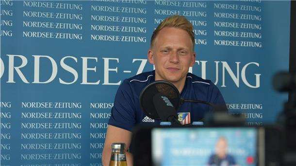 Einer von 80 Millionen: Joshua von Glahn vom FC Geestland ist vor dem zweiten EM-Gruppenspiel gegen Portugal Bundestrainer für einen Tag. Er beantwortet die typischen Fragen, die sonst Jogi Löw auf der Pressekonferenz gestellt werden. Foto: Teichmann