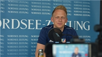 Einer von 80 Millionen: Joshua von Glahn vom FC Geestland ist vor dem zweiten EM-Gruppenspiel gegen Portugal Bundestrainer für einen Tag. Er beantwortet die typischen Fragen, die sonst Jogi Löw auf der Pressekonferenz gestellt werden. Foto: Teichmann