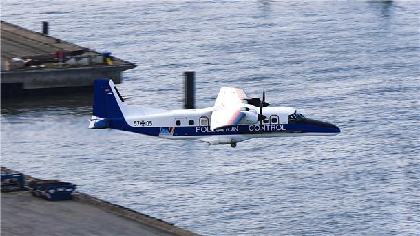 Eines der beiden Sensorflugzeuge vom Typ ‚DO228‘ fliegt im Tiefflug. Der Einsatz vor der britischen Küste ist beendet: Nach dem letzten Überwachungsflug kehrte es zum Marinefliegerstützpunkt in Nordholz zurück.