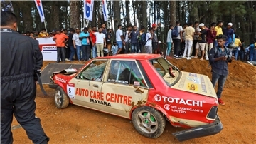 Eines der Unfallwagen beim Autorennen Fox Hill Supercross in Sri Lanka.