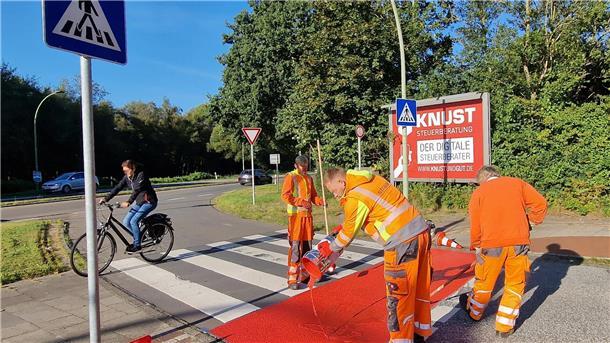Mitarbeiter des Amtes für Straßen- und Brückenbau markieren Einmündungsbereich der Carsten-Lücken-Straße in die Poristraße