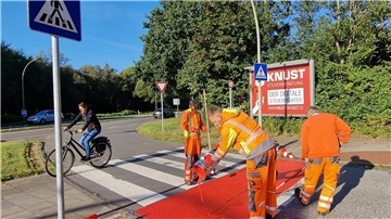 Mitarbeiter des Amtes für Straßen- und Brückenbau markieren Einmündungsbereich der Carsten-Lücken-Straße in die Poristraße