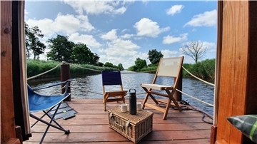 Einfach mal die Seele baumeln lassen: Bei einer Floßfahrt auf dem Hadelner Kanal. Die Floßterrasse eignet sich perfekt für ein Picknick.