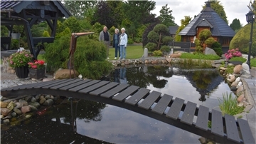 Drei Menschen an einem Teich