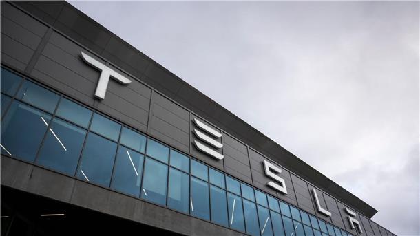 Eingang der Tesla Fabrik „Gigafactory Berlin-Brandenburg“.