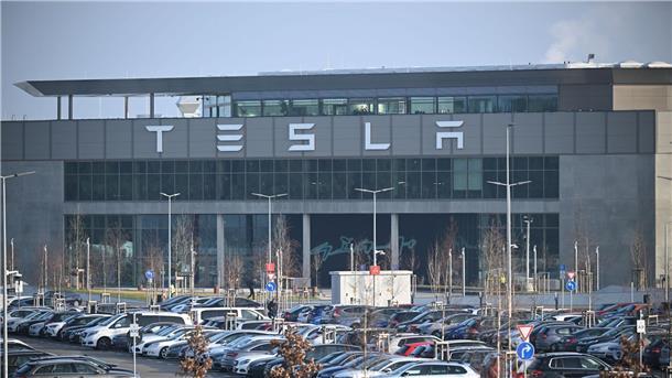 Eingang zum Tesla-Werk in Grünheide.  Die Einwohner von Grünheide hatten sich vor drei Wochen in einem Bürgerentscheid gegen die Rodung von 100 Hektar Wald und damit die Erweiterung der Fläche von Tesla ausgesprochen.