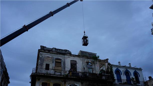 Einheiten der Feuerwehr sind in Havanna im Einsatz, nachdem ein Haus teilweise eingestürzt ist.
